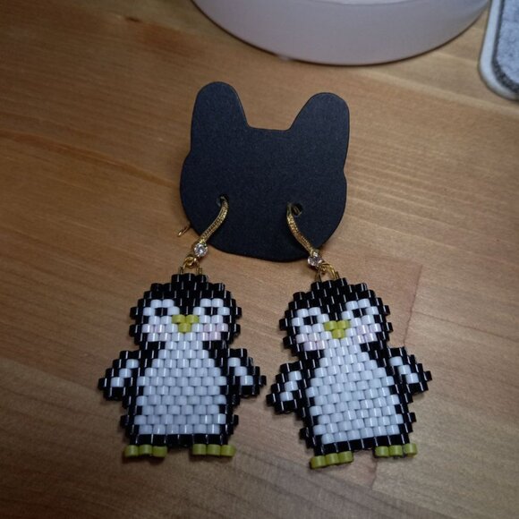 ❄️🐧 Adorable Beaded Penguin Earrings 🐧❄️ 18K Gold Plated Hooks - Picture 6 of 7